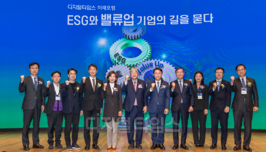 디지털타임스와 대한상공회의소 주관으로 6일 서울 중구 대한상의 국제회의장에서 'ESG와 밸류업 기업의 길을 묻다' 포럼이 열렸다. 왼쪽부터 김광기 ESG경제연구소 소장, 송승혁 대한상공회의소 금융산업팀 팀장, 최준철 VIP자산운용 대표, 이복현 금융감독원장, 나경원 국민의힘 국회의원, 박학용 디지털타임스 대표이사, 조정식 더불어민주당 국회의원, 전광우 세계경제연구원 이사장, 윤재숙 한국거래소 기업밸류지원부 부장, 이지환 카이스트 경영공학부 교수, 류영재 서스틴베스트 대표. /박동욱기자